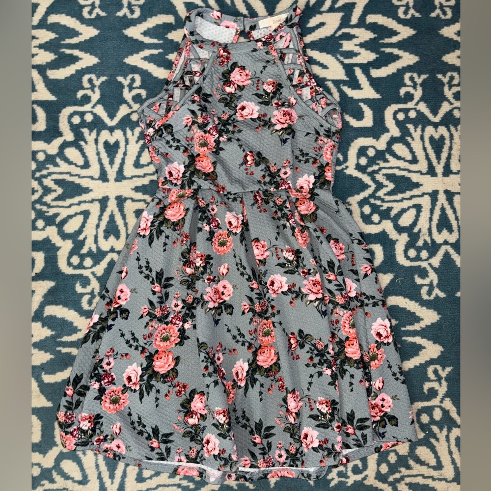 Rewind floral dress with cute cutout